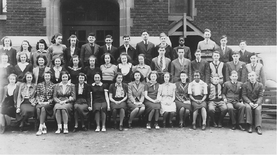 Class photo of students at Bloomfield Highschool 1939. Kenneth Gaskin is the single 